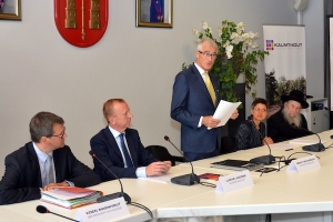 Vlaams minister-president Bourgeois ondertekent premiebesluit in Kalmthout